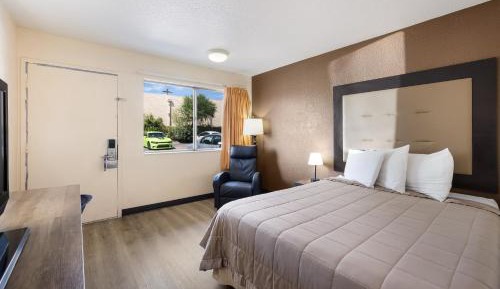 Queen Room - Non-Smoking