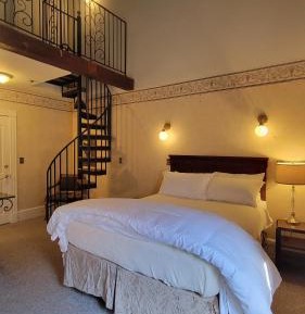 Deluxe Queen Suite