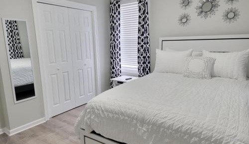 Queen Room with Shared Bathroom