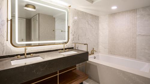 Newly Renovated Ocean Tower Tribune Suite King Non Smoking	