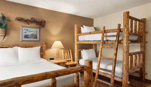 1 Queen Bed, 1 Bunk Bed (Non-Smoking)