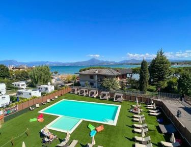 Deluxe Double Room with Front Lake View