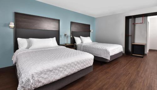 Queen Room with Two Queen Beds and Bath Tub - Mobility/Hearing Accessible