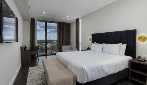 1 King Bed Premium City View Bathtub