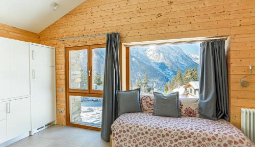 Apartment with Mountain View