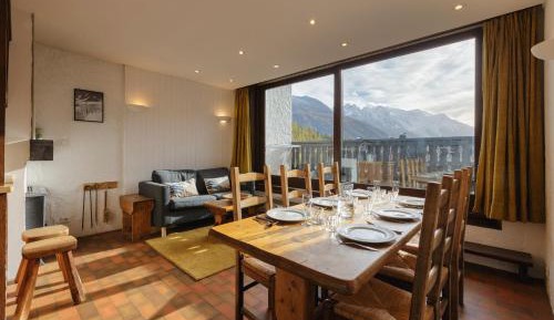 Apartment with Mountain View