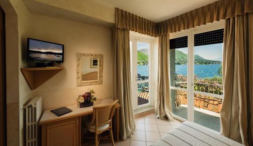 Double or Twin Room with Lake View