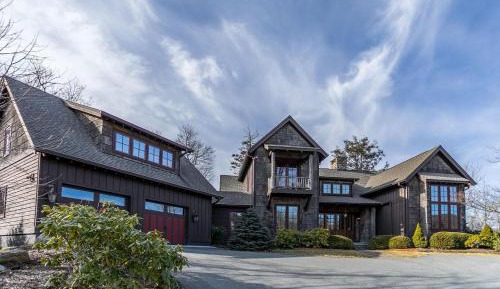 Three-Bedroom Holiday Home 