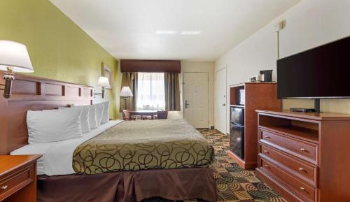 King Room with Roll-in Shower - Mobility Accessible/Non-Smoking