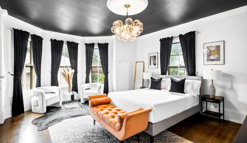 Deluxe Queen Suite