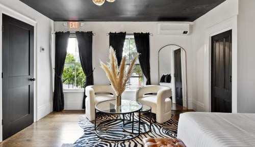 Deluxe Queen Suite