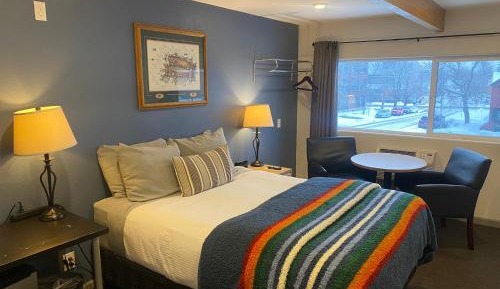 Modern Queen Room 