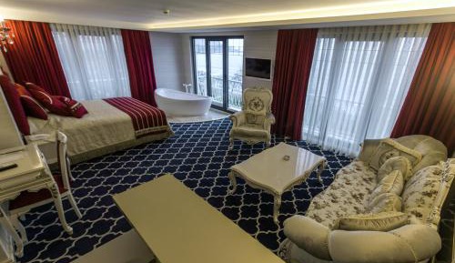 Deluxe Suite with Spa Bath