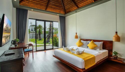 King Suite with Pool View