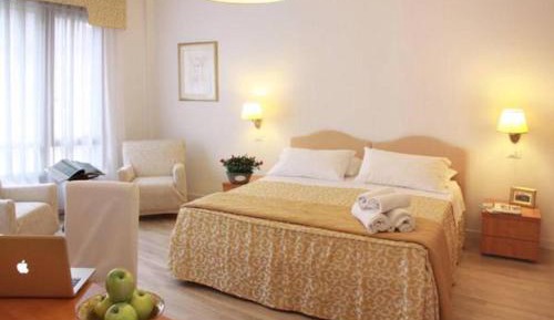 Deluxe Room (2 Adults + 1 Child)