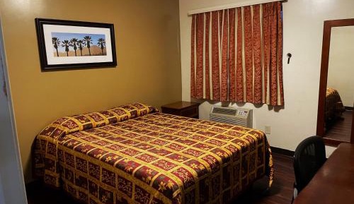Standard Room with One Queen Bed