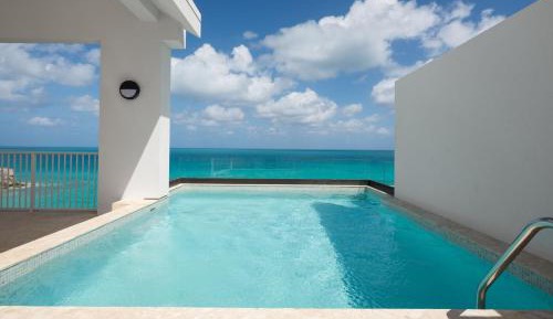 Three-Bedroom Penthouse Residence with Balcony - Oceanfront