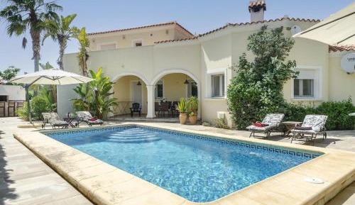 Villa with Garden View
