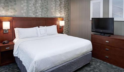 Deluxe King Room with Patio/Pool View