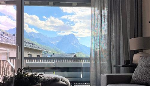 Apartment with Mountain View