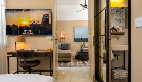 Executive One Bedroom Suite with Balcony 