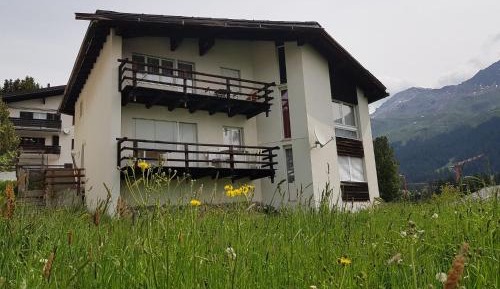 Apartment with Mountain View