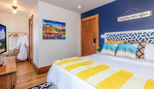 Deluxe Queen Suite