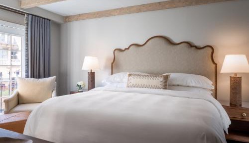 Deluxe Room - 1 King Bed