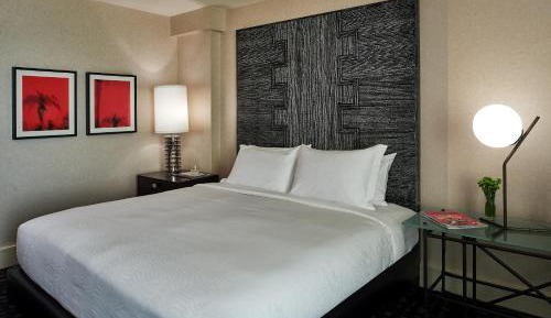 King Room with Hearing Accessible Roll In Shower - Non-Smoking