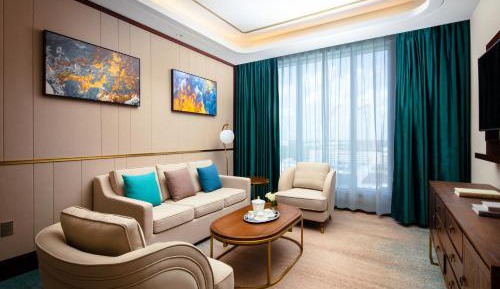 Deluxe 1 King One Bedroom Suite