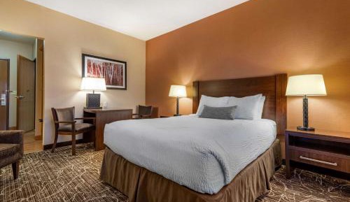Queen Room with Roll-In Shower - Disability Access