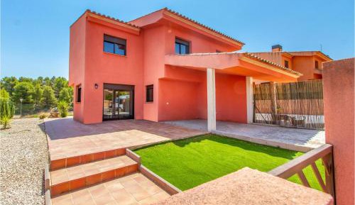 Three-Bedroom Holiday Home 