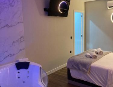 Deluxe Suite with Spa Bath