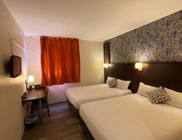 2 Double Beds