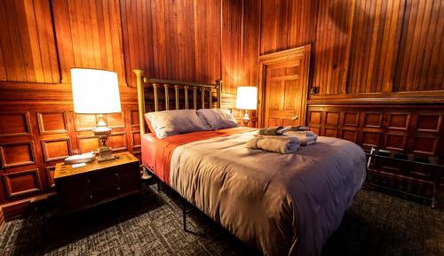 Deluxe Queen Suite