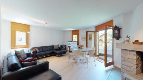 Apartment with Mountain View