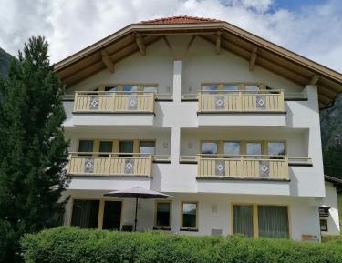 One-Bedroom Apartment with Balcony