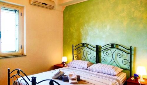 Deluxe Double Room (1 adult + 2 children)