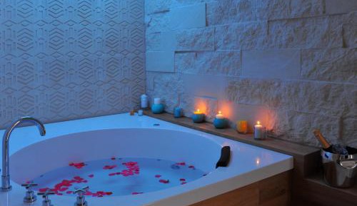 Suite with Hot Tub