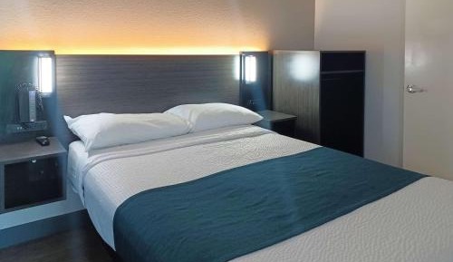 Deluxe Queen Suite