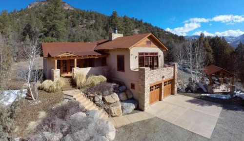 Three-Bedroom Holiday Home 