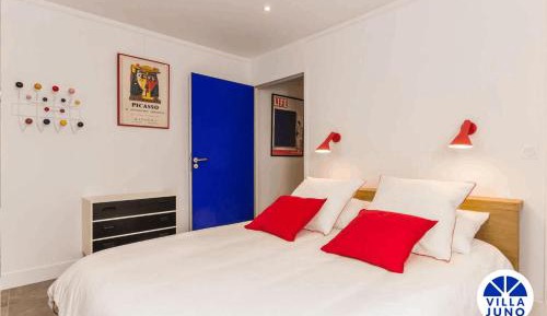 King Room with Roll-In Shower - Disability Access