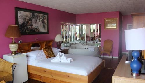 Honeymoon Suite with Spa Bath and Fireplace