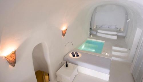 Three-Bedroom Villa with Indoor Plunge Pool and Caldera View