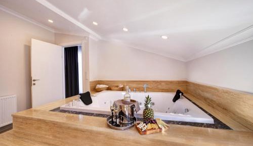 Deluxe Suite with Spa Bath