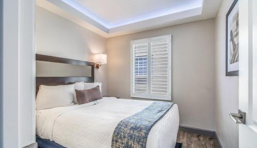 Queen Room with One Queen Bed and One Double Bed - Non-Smoking
