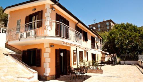 Two-Bedroom Apartment - Split Level