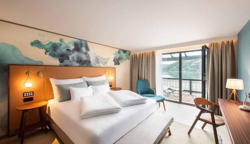Large Deluxe Double Room with Balcony and Lake View