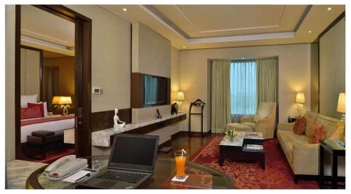 Suite -Non Smoking Room with 02 beer or 02 Pegs(IMFL) or 02 Mocktails and 02 pcs laundry