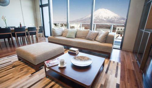 Apartment with Mountain View